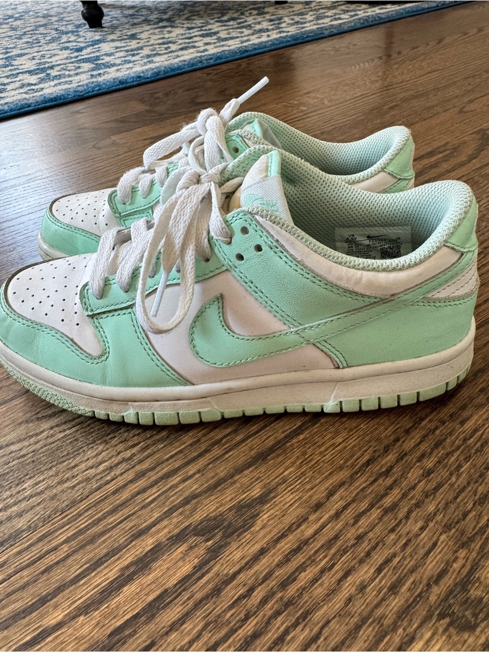 Nike Kids Low-Top Sneakers in Mint and White